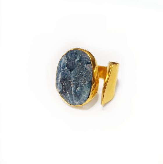 Δαχτυλίδι επίχρυσο με μπλε πέτρα μεγάλη ακανόνιστη χρυσόκολλα.